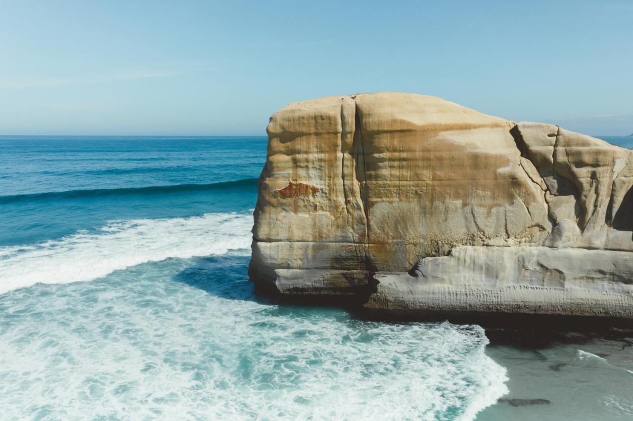 Ebb-ダニーデン エクステリア 写真 The rock formation at the beach