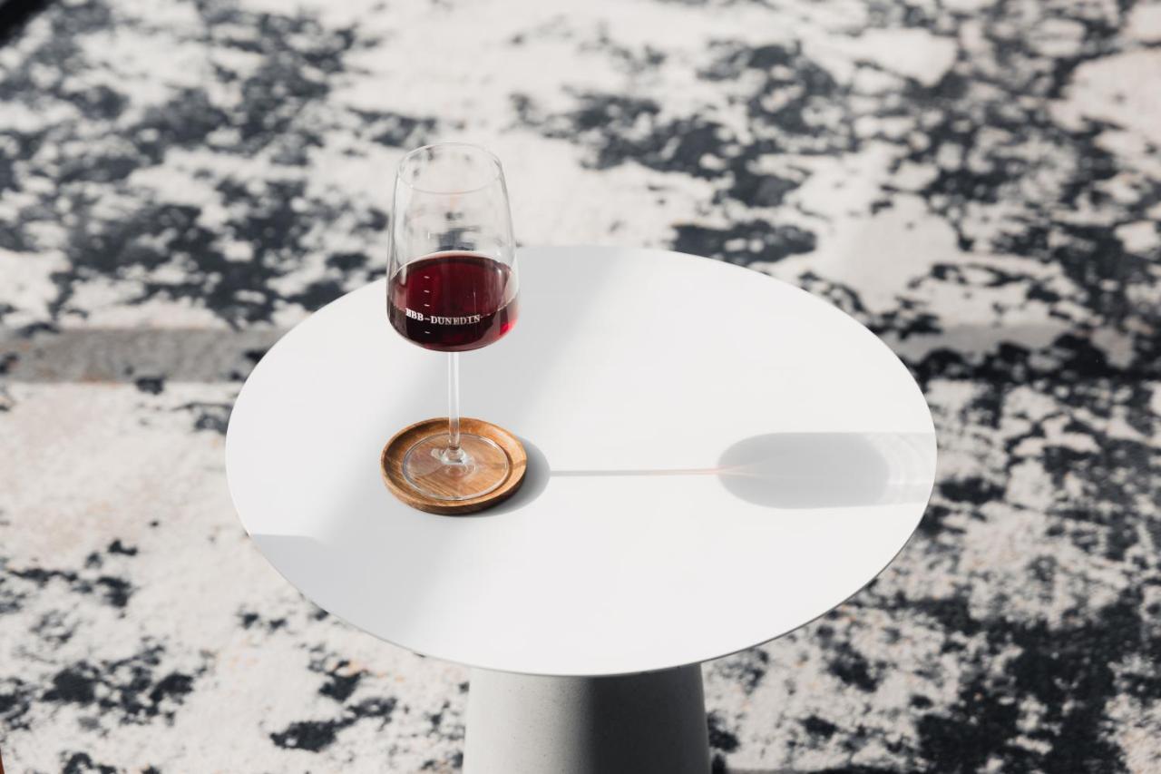 Ebb-ダニーデン エクステリア 写真 A wine glass coaster
