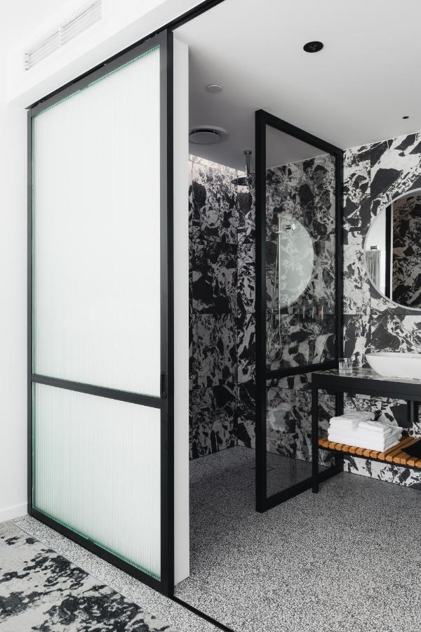 Ebb-ダニーデン エクステリア 写真 A shower enclosure with a frosted glass door