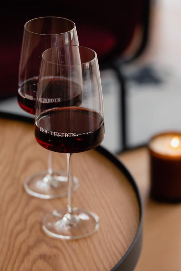 Ebb-ダニーデン エクステリア 写真 A glass of red wine