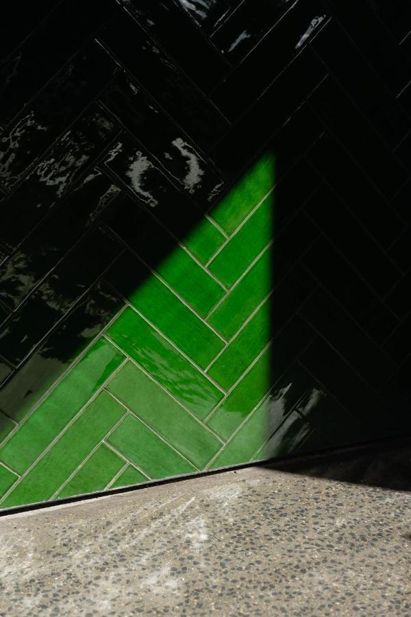 Ebb-ダニーデン エクステリア 写真 Subway tiles in a herringbone pattern