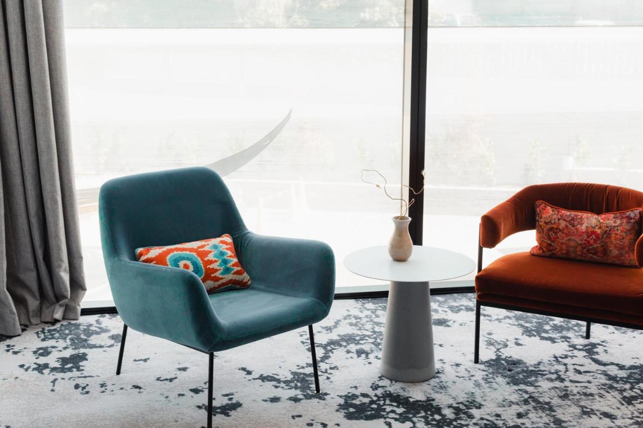 Ebb-ダニーデン エクステリア 写真 The 1950s armchair, designed by Hans Wegner, is a classic example of Danish design.
