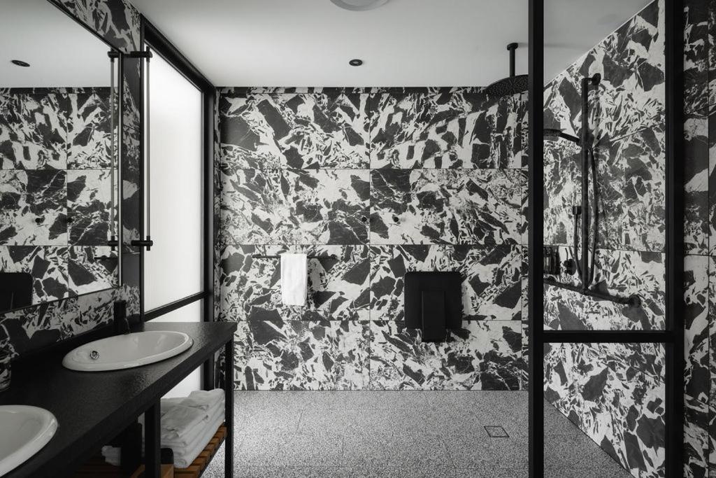 Ebb-ダニーデン エクステリア 写真 Bathroom with terrazzo tiles