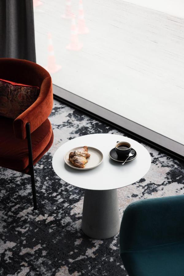 Ebb-ダニーデン エクステリア 写真 A coffee table with a coffee cup and a pastry