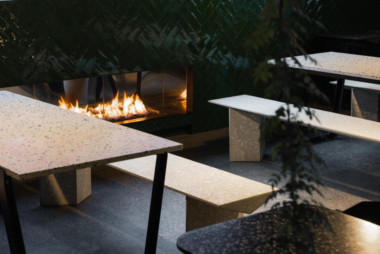 Ebb-ダニーデン エクステリア 写真 The outdoor fireplace at the restaurant