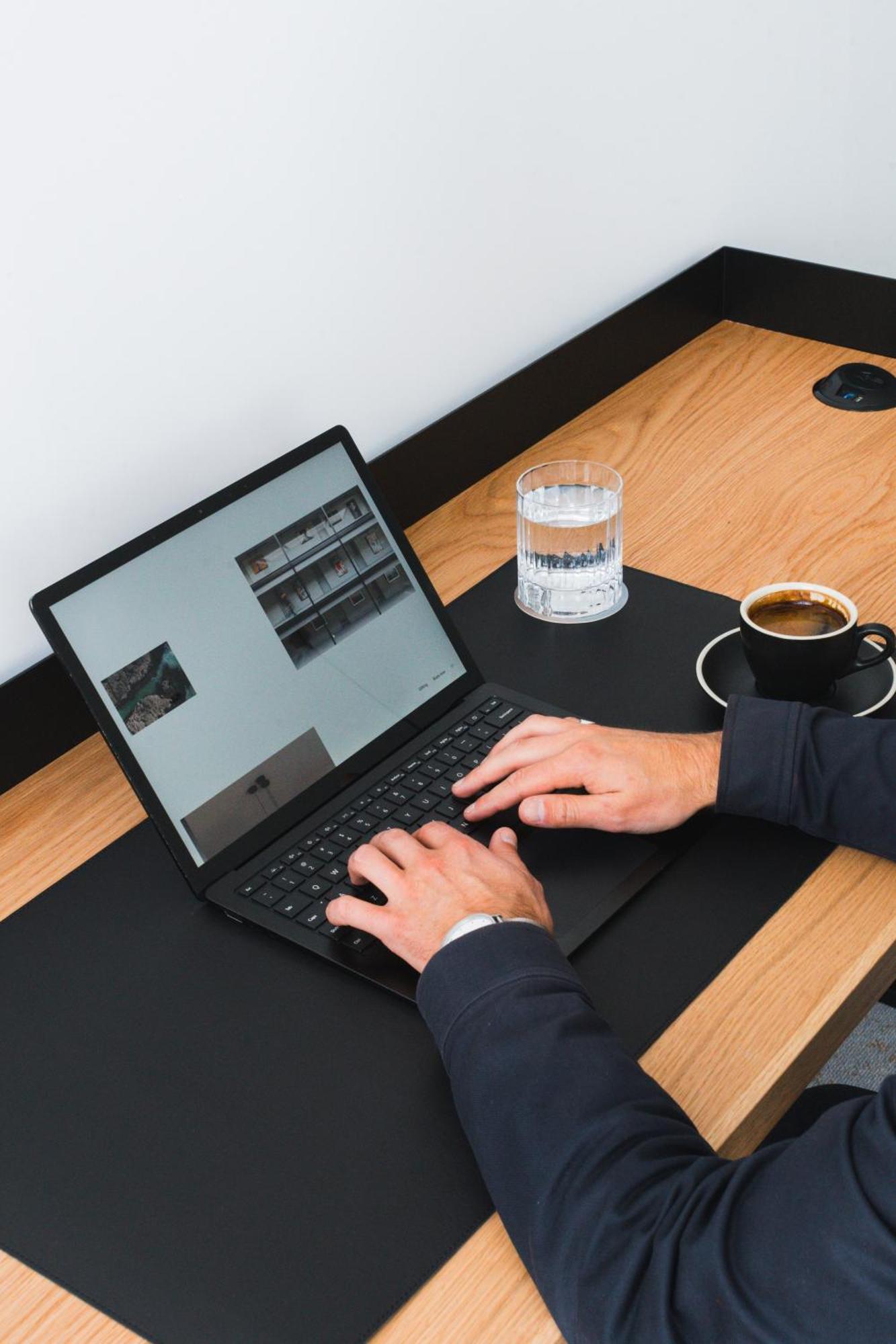 Ebb-ダニーデン エクステリア 写真 A person using a laptop